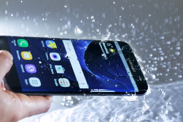 Das Samsung Galaxy S7 bringt den MicroSD-Speicher zurück und ist wasserdicht.