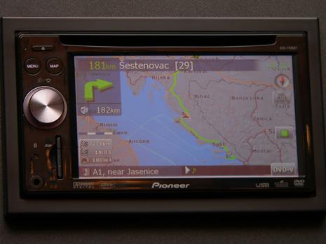 Car Navigation auf neuem Niveau. Mit viel Entwicklungsaufwand entstand das AVIC-F900BT Navigationssystem. Strecken können zuhause konfiguriert und dann übers Mobile überspielt werden.