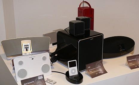 Im Trend sind Docking Stationen für den iPod, zum Beispiel die omniVibe von Mirage (Fr. 498.-) mit USB-Anschluss, die auch als aktiver Lautsprecher für den PC verwendet werden kann, der Jamo iPod i300, inkl. Fernbedienung für Fr. 598.- oder der elegante iGroove von Klipsch.