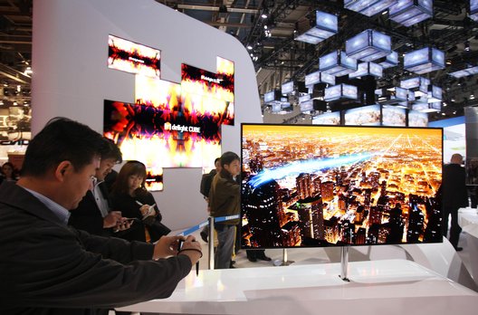 Der von Samsung präsentierte OLED-TV mit 55 Zoll Bilddiagonale und 12 kg Gewicht misst in der Tiefe 7,6 mm, also weniger als ein Galaxy S2.