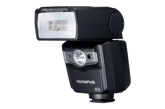 Der als Zubehör erhältliche Blitz FL-600R (LZ 50 bei ISO 200 oder LZ 36 bei ISO 100) ist kabellos steuerbar. Der Blitz ist mit einer LED ausgestattet, die für die Beleuchtung bei Videoaufnahmen sowie als helleres AF-Hilfslicht genutzt werden kann.