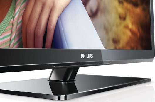 Die Philips Fernseher gibt es auch mit elegantem Standfuss. Der PFL3007 ist 81,4 mm tief. Das Einsteigermodell verfügt bereits über drei HDMI-Anschlüsse und eine USB-Schnittstelle.
