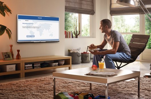 Über den Homescreen der Smart-TVs kann auf Facebook, Twitter und MSN Messenger gepostet werden. 
