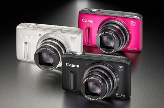Die Powershot SX 240 HS gibt es drei Farben. Einschliesslich Akku und Speicherkarte (SD, SDHC, SDXC) wiegt die Kamera 224 g.
