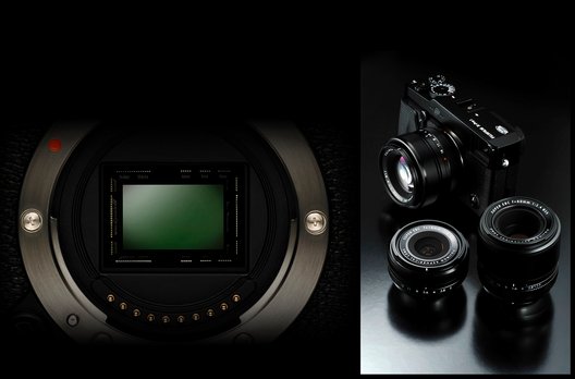 Während die X10 und X100 ein fest eingebautes Objektiv besassen, ist die neue X-Pro1 eine kompakte (spiegellose) Systemkamera mit X-Mount.