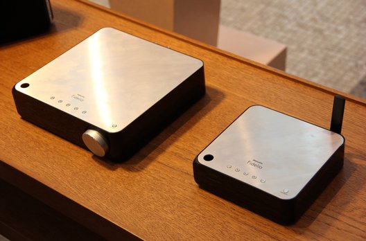 Philips zeigte neue Fidelio Produkte, eine Bridge und einen Verstärker, mit denen eine normale Stereoanlage oder ein Lautsprecherpaar netzwerkfähig gemacht werden können.
