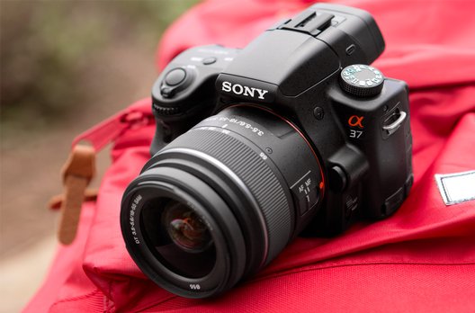 Die Sony SLT-A37 bietet verschiedene Funktionen, die auch weniger versierten Fotografen helfen, gute Bilder zu machen - etwa die HDR-Funktion mit drei Aufnahmen.