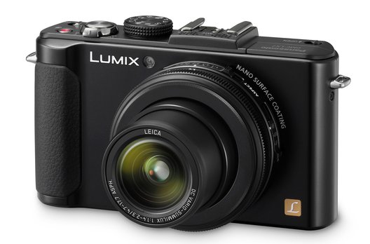 Die Edelkompakte LX7 mit ausgefahrenem Zoom: Direkt am Objektiv können die Blende und des Fotoseitenverhältnis eingestellt werden.
