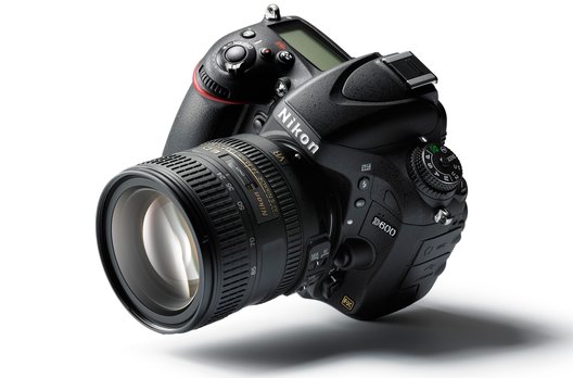Das Gehäuse der D600 ist ebenso wetterbeständig wie die professionelle Nikon-Spiegelreflexkamera D800 und bietet hohen Schutz vor Feuchtigkeit und Staub. 