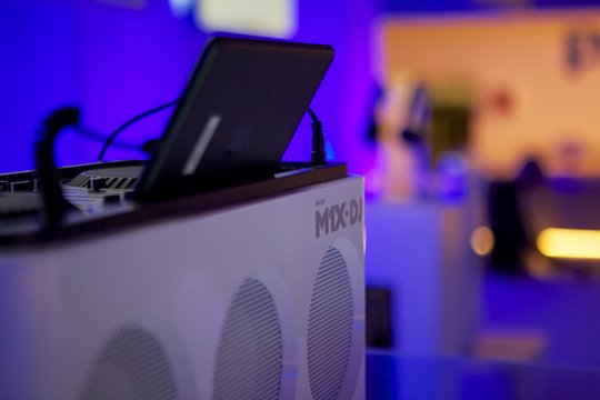 Star-DJ Armin Van Buuren präsentiert an der IFA Pressekonferenz das M1X-DJ System von Philips.