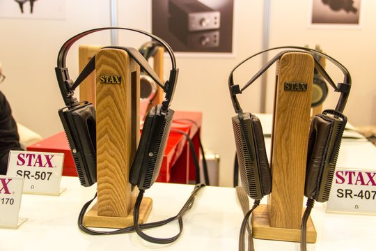 Stax is back. Pawel Acoustics vertreibt neu die legendären elektrostatischen Kopfhörer des japanischen Traditionsunternehmens. Die Hörprobe am Topmodell SR-009 war mehr als beeindruckend. Der SR-407 und SR-507 sind auch im Profibereich beliebt und mit 750 CHF bzw. 1150 CHF fair kalkuliert.