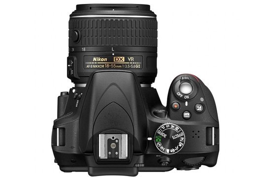 Das kleine Kit-Objektiv AF-S DX NIKKOR 18–55 mm 1:3,5–5,6G VR I hat einen Einzugsmechanismus, was die Kamera kompakter macht