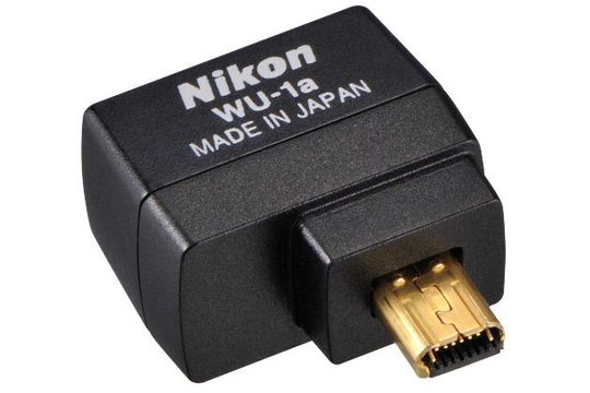 Die D3300 lässt sich mit diesem WLAN-Adapter nachrüsten. Er wird einfach in die kleine USB-Buchse der Kamera gesteckt. Via Smartphone oder Tablet (Android/iOS) und passender App kann man die Nikon D3300 dann fernsteuern oder Bilder direkt übertragen.