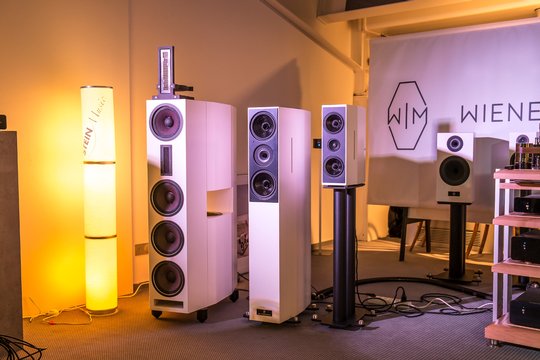 WIM ist ein Spin-off der Österreichischen WLM Loudspeakers, hier mit ihrem neuen Set aktiver, teilaktiver und passiver Lautsprecher. Beeindruckende Spielfreude und brachiale Dynamik.