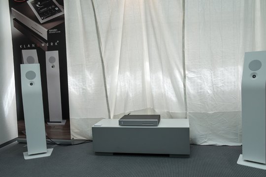 Klangwerk mit den aktiven Ella-Lautsprechern und Subbass-Möbel (noch ein Prototyp) direkt befeuert vom MAN301-Musikserver von Weiss. Elegantes Design mit Anlehnung an Architektur und klanglich sehr überzeugendes, minimalistisch anmutendes Hightech.