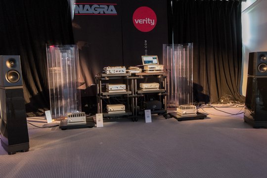 Nagra-Elektronik mit Lautsprechern von Verity (Kanada). Ein sehr fein differenzierendes Klangerlebnis mit toller Feindynamik und einer holographischen Klangbühne. Eine sehr gelungene Präsentation. 