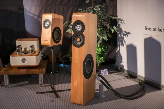 Boenicke Audio aus der Schweiz zeigte schlicht und ergreifend, was man mit kleinen Lautsprechern machen kann. Lautsprecher, die akustisch völlig im Raum verschwinden. Man kann sich nicht vorstellen, dass irgendjemand etwas gegen deren Anschaffung einwenden könnte.