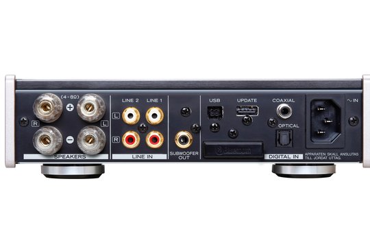 Neben dem USB-Audioeingang ist der AI-301DA mit weiteren digitalen Anschlüssen ausgestattet. Der koaxialeEingang unterstützt bis zu 24 Bit/192 kHz, der optische Eingang Audiosignale mit bis zu 24 Bit/96 kHz.
