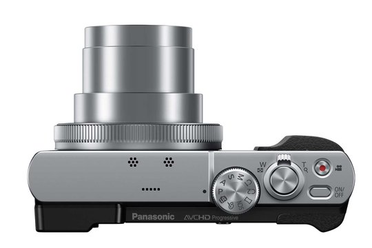 Der Tubus des 30fach Zooms mit der KB-Brennweite von 24 - 720 mm kann eingezogen werden, so dass die Kamera im ausgeschalteten Zustand sehr kompakt und einfach mitzunehmen ist.