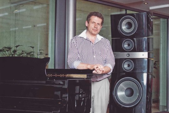 Audiophil-Dreams: Ingenieur und Musiker Thierry Mayer demonstriert, was man aus der sehr erfolgreichen Box B&W 804 Diamond mit seinem Zubehör-Programm OptimizeAudio.com herausholen kann. Damit ist Traumklang auch mit kleinen Musiksystemen möglich.