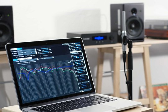Illusonic: Christof Faller von Illusonic zeigt die Leistungsfähigkeit ihrer modernen Audioprozessoren direkt an Studio-Monitoren von PSI-Audio. Vorgeführt wird wie Lautsprecher optimal an den Raum angepasst werden und weitere innovative Features der Geräte.