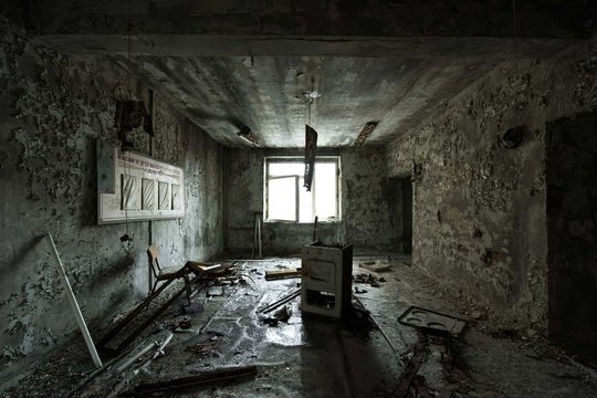Zeitimplosion: Ein Zimmer in einem ehemaligen Krankenhaus in Prypjat. Der Ofen scheint mitten im Raum explodiert zu sein und alles in seiner Umgebung zerstört zu haben.