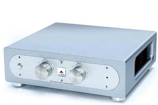 Der Activ Audio APA-8 ist ein Vorverstärker mit sechs Analog-Eingängen, zwei 4-Kanal-Signalprozessoren und zwei 4-Kanal-Endstufen mit je 200 Watt Leistung – alles in einem Gehäuse auf kleinstem Raum und kanalgetrennt aufgebaut. Der DSP arbeitet grundsätzlich als Frequenzweiche mit diversen Filtertypen bis 96 db/Okt. Steilheit. 