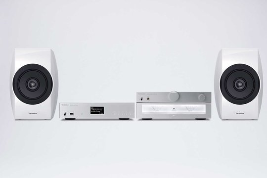 Zum Auftakt stellt Technics zwei neue Produktserien vor: 
Das High-End-Audio-„Referenz“-System R1 (vorheriges Bild) und das High-End-Audio-„Premium“-System C700.