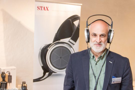 Harry Pawel entwickelt nicht nur exquisite Lautsprecher, sondern vertreibt auch die legendären Stax-Kopfhörer. Im Bild mit dem SR-009-Elektrostaten. Dessen Klang scheint nicht von dieser Welt...