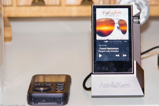 Der Astell & Kern AK120 Audio Player (rechts) mit max. 192 GB Speicher ist weit mehr als ein Gadget, sondern audiophiler Sound en miniture.