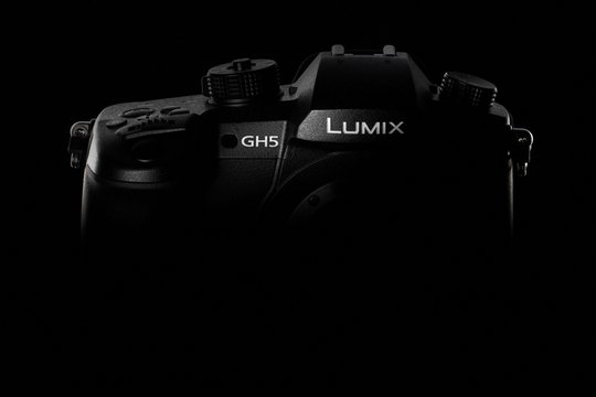 Noch etwas im Dunkeln und fürs erste Halbjahr 2017 geplant: Die neue Panasonic Lumix DMC-GH5 ist die weltweit erste spiegellose Systemkamera (DSLM) mit der neuen 6K Foto-Funktion, 4K 60p Video sowie 4:2:2 10-Bit 4K-Modus. 