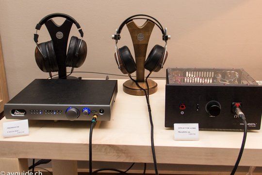 Der zweite grosse Trend sind hochwertige Kopfhörer und Kopfhörerverstärker. Im Bild die Kennerton-Kopfhörer Magister (links mit dem PrismeSound-Verstärker) und Vali am OTL Röhenamp MicroZ 2.0 von Linear Tube. Beide Kombis klangen weltklasse.