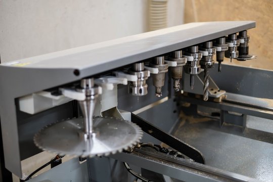 Die Werkzeugbank der CNC-Fräsmaschine, auf der alle Holzteile in höchster Präzision gefertigt werden.