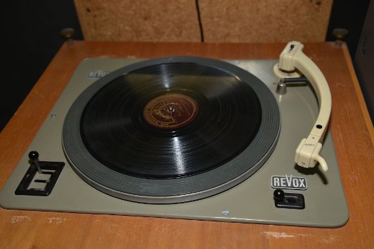Der erste Plattenspieler von Revox, der Revox 60 von 1954. Davon wurden ca. 250 Stück hergestellt und mit dem frühen Ortofon-Tonarm aus Bakelit ausgerüstet. Dann gab es bis 1970 keine Revox-Plattenspieler mehr.