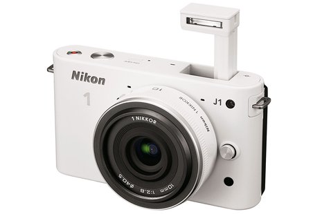 Die Nikon 1 J1 ist die kleinere der beiden spiegellosen 
Systemkameras von Nikon. Gegenüber ihrer grösseren 
Schwester besitzt sie einen ausklappbaren Blitz und ist den 
fünf Farben Weiss, Schwarz, Silber, Pink und Rot erhältlich.