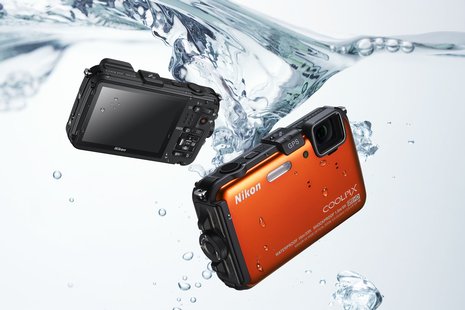 Die Nikon Coolpix AW100 ist eine robuste Allwetter-/Unterwasserkamera im ultrakompakten Gehäuse. Die Kamera ist staub- und bis 10m wasserdicht. Sie bietet eine Fotoauflösung von 16 Mpx und kann Videos in Full HD aufzeichnen. An Bord ist ein GPS-Empfänger, um Fotos mit den Koordinaten des Aufnahmeortes zu ergänzen.