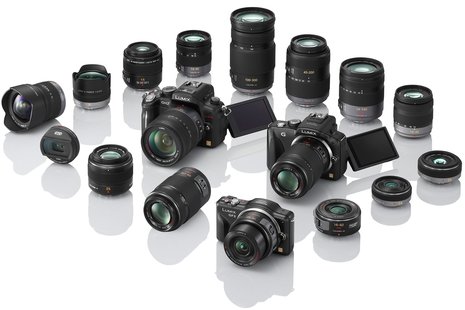 Panasonic hat mit den beiden Powerzooms und dem neuen 1:1,4 25mm Normalobjektiv ihr Objektivsortiment auf 14 G-Objektive ausgebaut. Zum G-System gehören auch die drei Kameras Lumix GH2, G3 und die neue GF3 (vorne).