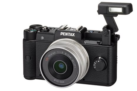 Die Pentax Q ist eine spiegellose Systemkamera (CSC) mit kleinem Fotosensor (1/2,3-Zoll), der 12,4 Mpx auflöst. Sie ist momentan (2011-09-19) mit den Abmessungen von 57,5 x 98 x 31 mm die kleinste Systemkamera.