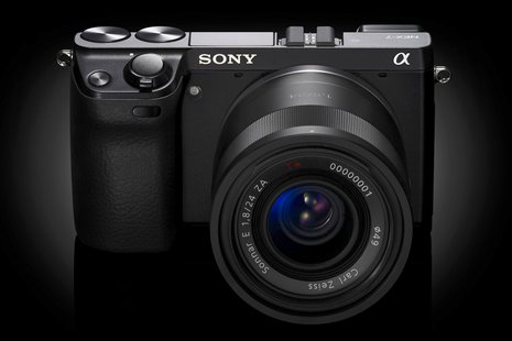 Die Sony NEX-7 ist das neue Topmodell unter den spiegellosen Systemkameras bei Sony. Sie verfügt über einen hoch auflösenden elektronischen Sucher (OLED). 
Sie bietet ausserdem mit 24 Mpx die derzeit höchste Auflösung in dieser Kameraklasse (über alle Marken) und die schnellste Serienbildgeschwindigkeit mit bis zu 10 Fotos pro Sekunde.