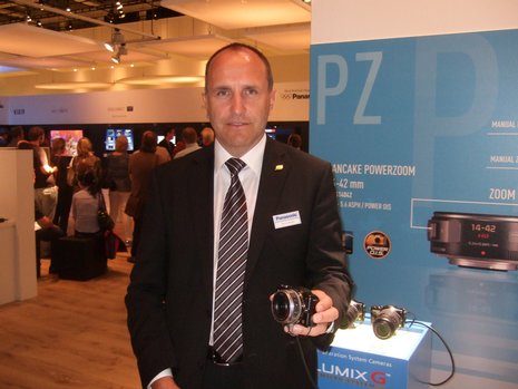 Bruno Wüst, Marketingleiter beim Panasonic Generalimporteur John Lay Electronics, stellt die neusten Entwicklungen im Bereich der Fotografie und Videoaufnahmetechnik vor. Hier im Fokus, die Lumix DMC-GF3, die zur Zeit kleinste Systemkamera mit interiertem Blitz.