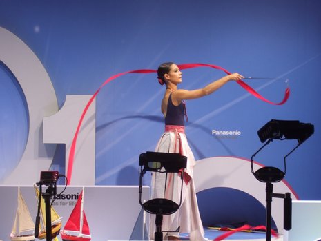 Panasonic filmt die Performance der Tänzerin in 3D und zeigt es in 3D auf den Monitoren vor der Bühne.