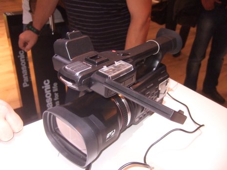 Der HDC-Z10000 2D/3D Full HD Camcorder ist mit zwei Bildwandlern und Doppelobjektiv ausgestattet. Gedacht ist diese Videokamera für den semiprofessionellen Bereich.