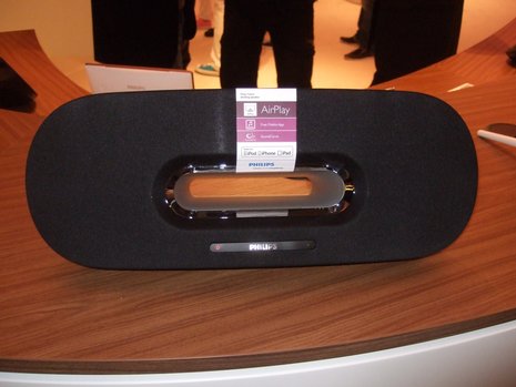 Airplay hat Zukunft. Immer mehr Hersteller bieten Airplay-fähige Lautsprecher an. Hier im Bild: Fidelio SoundCurve (DS8800W) von Philips.