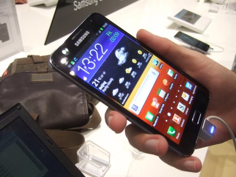 Samsung präsentiert auf der IFA zwei neue Media Player. Das grössere Modell, das Galaxy S WiFi 5.0, welches hier im Bild zu sehen ist, verfügt über ein Display von 12,7 Zentimetern und spielt alle gängigen Audio- und Videoformate ab. Sprach- und Videotelefonie ist über VoIP möglich.