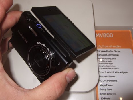 Nie mehr Blindflug bei Selbstportraits: Die neue Kompaktkamera MV 800 von Samsung verfügt über ein um bis zu 180 Grad hochklappbares Display.