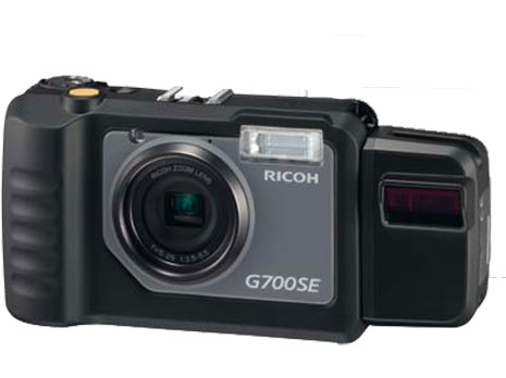 Die G7000SE von Ricoh ist wasser- und staubdicht. Sie wiegt nur 286 Gramm. Die Sensorauflösung der Kamera beträgt ca. 12,4 Millionen Pixel. Der Brennweitenbereich des Zoomobjektivs entspricht 28-140 mm bei Kleinbildkameras. Die Kamera bietet Funktionen für die kabellose Kommunikation über Bluetooth und Wireless LAN und lässt sich um ein GPS-Gerät erweitern.
