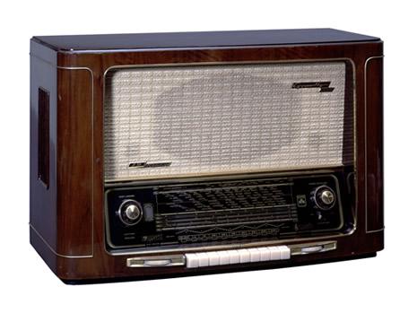 Ein Bijou - der 1954 auf den Markt gebrachte Radio 5050 W/3. Er empfing Langwelle, Mittelwelle, mehrere Kurzwellenbänder und auch UKW (FM). Der Einsatz der Ultrakurzwelle (UKW) eröffnet eine neue Klangqualität. Dynamische Seitenlautsprecher erzeugen sogar einen gewissen Raumklang. 
Der Radio 5050 war das Spitzengerät seiner Zeit und mit fünf Lautsprechern ausgestattet. Kostenpunkt damals circa 550 Franken.