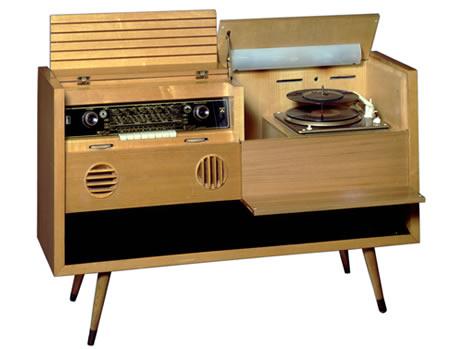 So stellte man sich Wohnintegration von Unterhaltungselektronik im Jahre 1955 vor. Der Musikschrank 7080 W/3 D wurde wegen seiner schrägen Füsschen auch 
