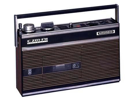 1968 hielt mit dem Cassetten-Tonbandgerät C 200 erstmals ein Abspielgerät für die später enorm populäre CC Compact-Cassette Einzug.
