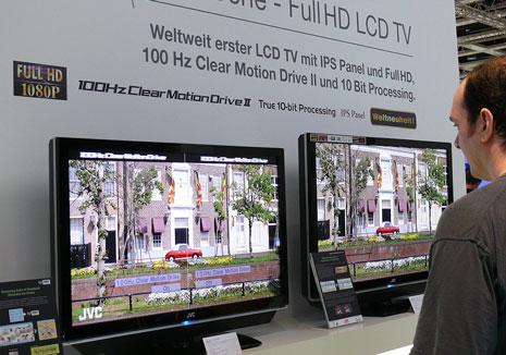 Hochauflösende Bilder im Full-HD-Format (1080p) bietet JVC mit den LCD-Fernsehern der V-Serie. Sie sind mit 100 Hz Clear Motion Drive II ausgestattet, das für die Berechnung eines neuen Bildpunktes die Daten von mehr als 8000 benachbarten Pixeln auswertet.